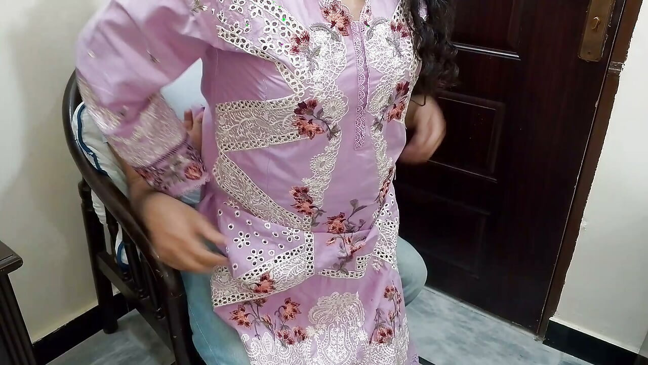 خواهر ناتنی اتفاقی روی کیر نشست - صدای هندی