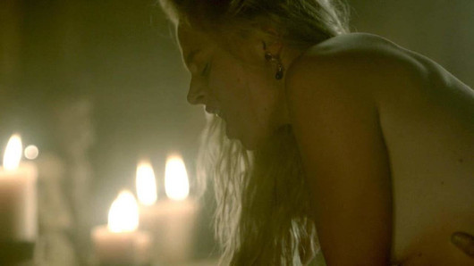 Ida Nielsen, scène de sexe de &#39;Vikings&#39; sur scandalplanet.com