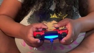 Beleza negra e seus peitos jogam videogame