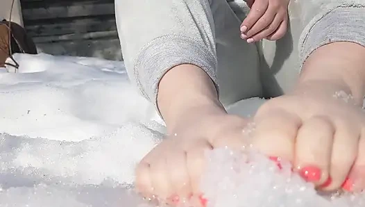 I Walk Barefoot in the Snow, the Snow Crunches Under My Toes