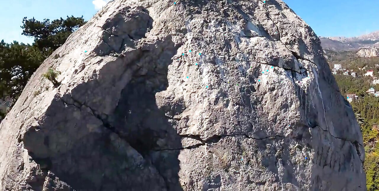 Erotika Luar, seorang awek dengan tubuh yang menakjubkan menunjukkan pantatnya yang hebat terhadap laut dan pergunungan.