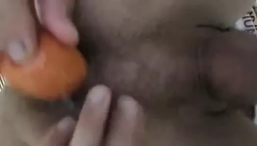 Follado disfruta por una zanahoria dentro de su culete.