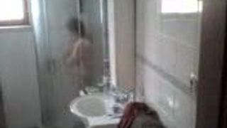 Chinesische reife Oma in der Dusche