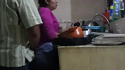 Mutfakta çalışanla sikişiyor ve emiyor