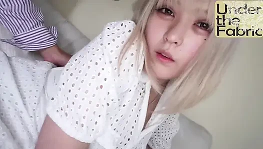 Si cantik rambut pirang dengan h-cup di dunia mode sambil tersenyum sambil menggodamu pelan-pelan