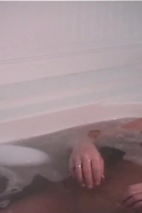 Zjada cipkę przyjaciół w wannie