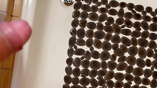 Kencing di bilik mandi