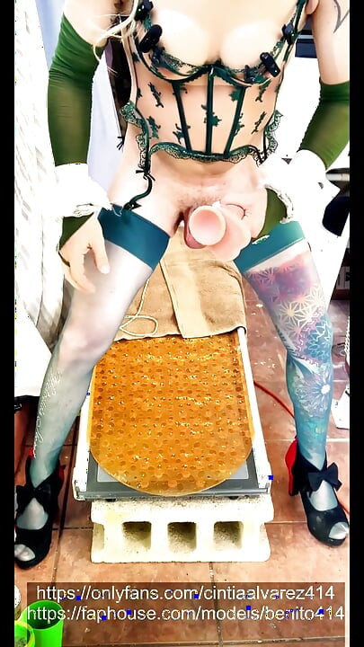 Sexy shemale se sexy prádlem dildo jezdecký výstřik