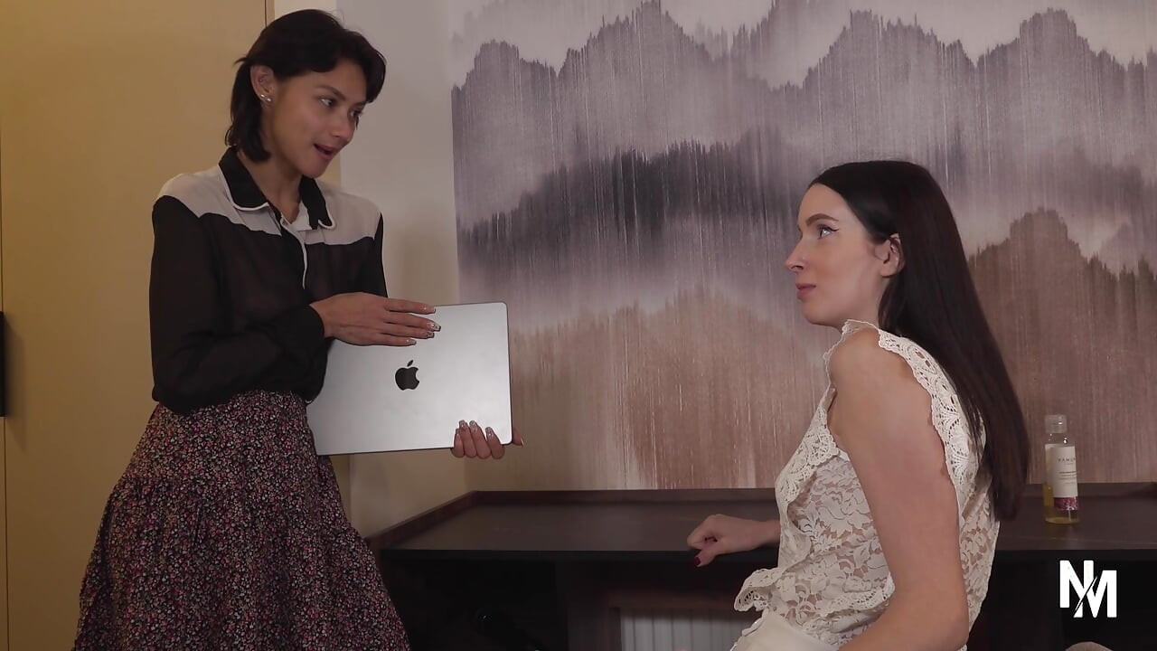 Zwei Atemberaubende Mädchen Und Nur Ein Vibrator