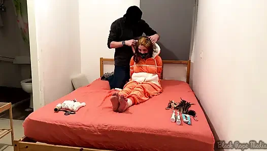 Miriam Gefesselt Und Gekitzelt Im Eins