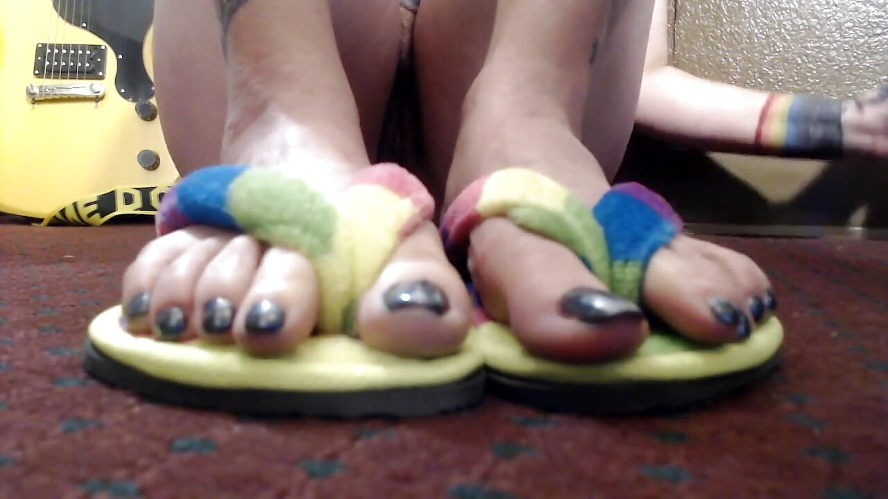 Izbliza prsti koji se goli tresu japankama