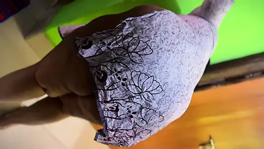 Sabrita ne Bistar ki unter fas gya jab unki gar safai kar rahi tha - indisch heiß unter dem bett stecken, als sie sauber war