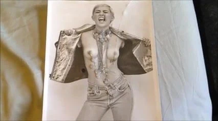 Miley cyrus odaje počast spermi