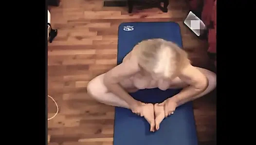 Heiße MILf bBW macht gutes nacktes yoga, um zu wichsen!