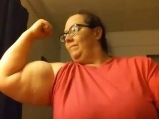 Femeie mare și frumoasă cu biceps