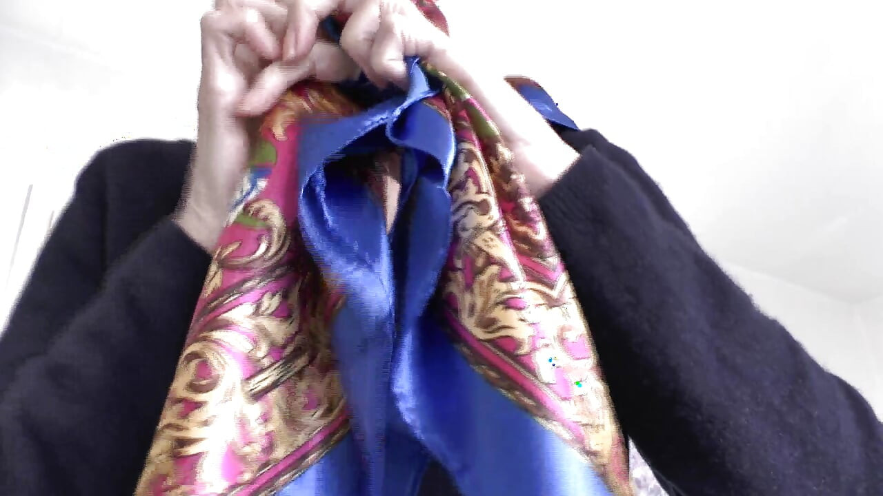 Satijnen hoofddoek modeshow en klaarkomen op doek, JOI, Lady Victoria Valente