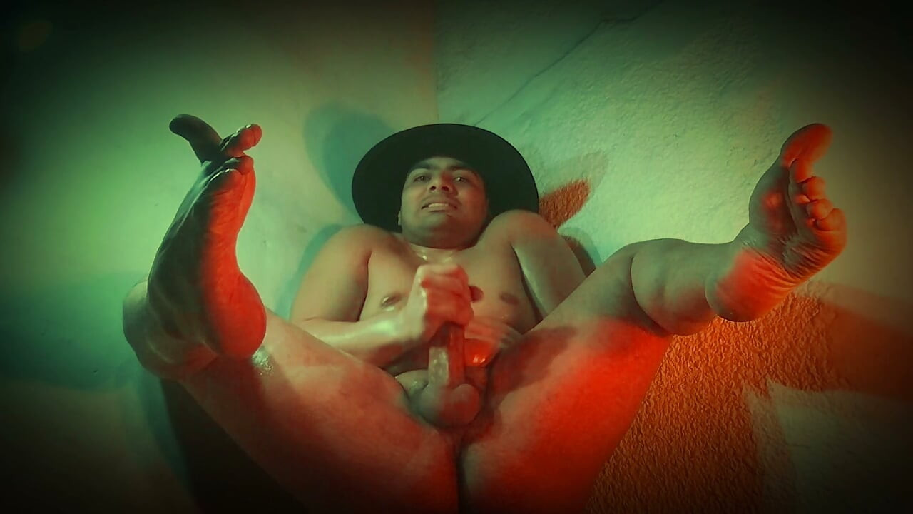 Masturbation of an 18 centimeter penis with the entire muscular body oiled - Cristopher Rebellato Alexis