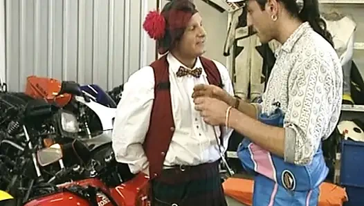 Motogp Alman kız salonda sikiliyor