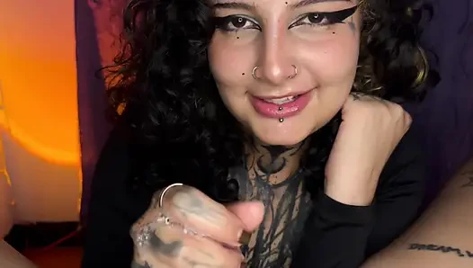Wanita gotik kolombia yang cantik mendapat susu saudara tirinya