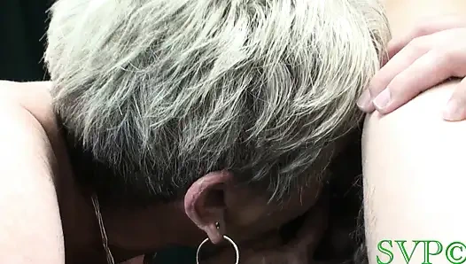 Sigara içen zengin kaltak dikkatini istiyor