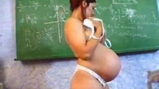 Zwanger leraar masturbeert in haar bureau