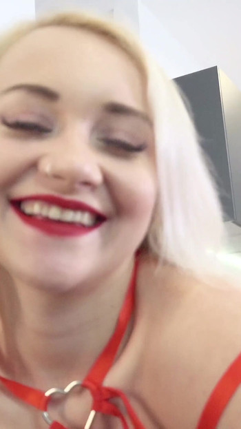Silný okamžik z "NĚMECKÝ SKAUT – VYSOKOŠKOLAČKA MARILYN ŠUKÁ VE FALEŠNÉ MODELING PRÁCI"