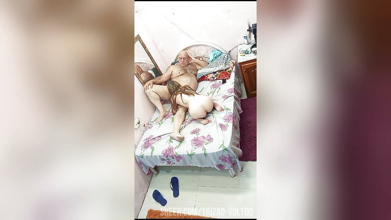 24-YEAR-OLD BLONDE GOT TO CUM WITH THIS CROWN