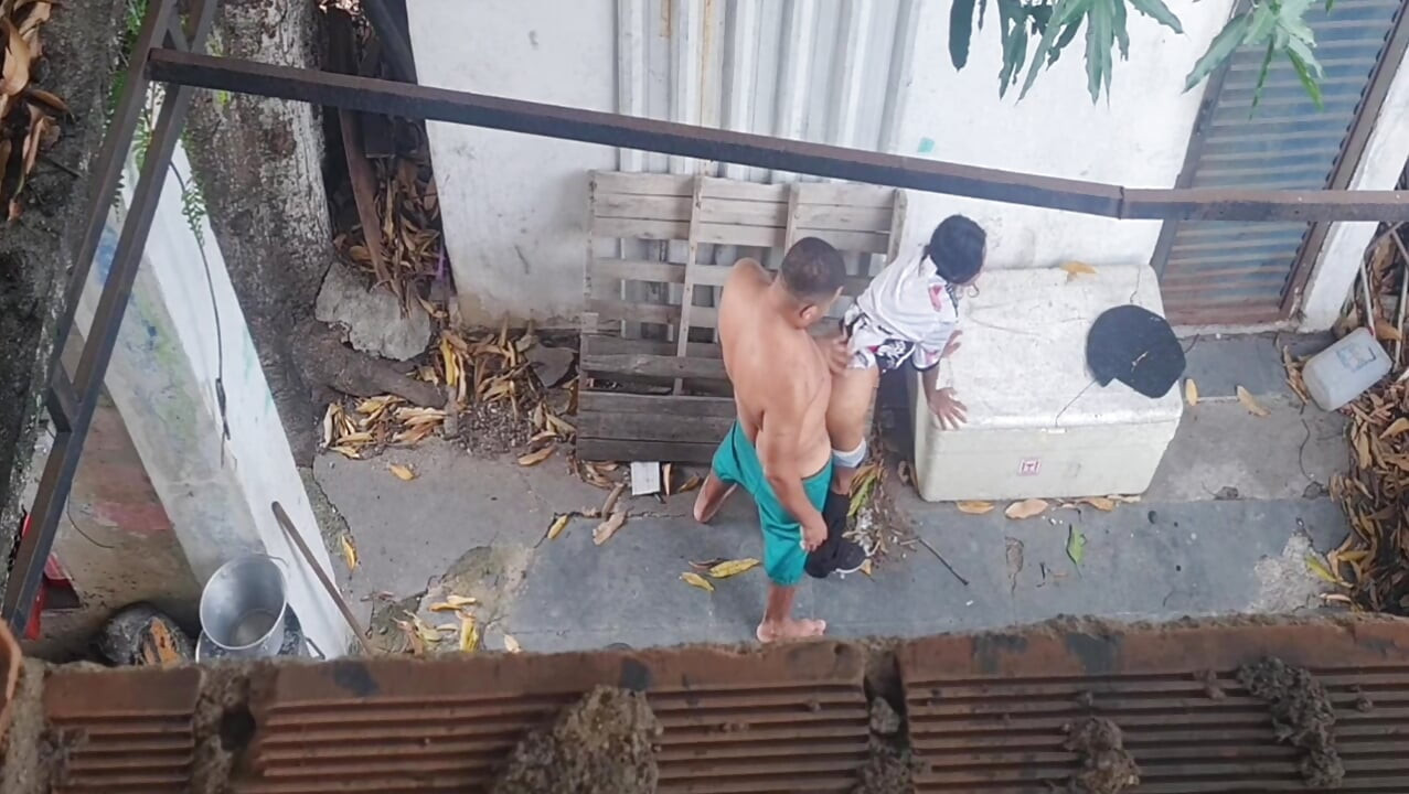 Seks di luar ruangan dengan pembantu