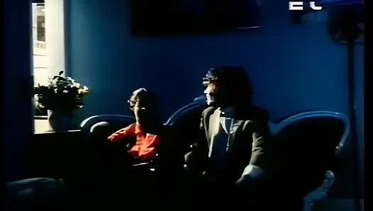 Dim İtalyan ışıklarının altında şehvetli sikişiyor