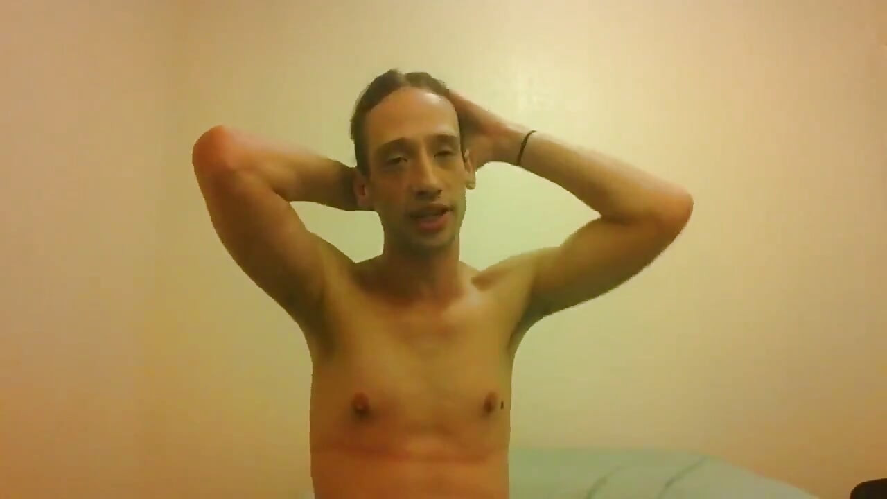 Topless transgirl poruszająca uszy bez użycia rąk