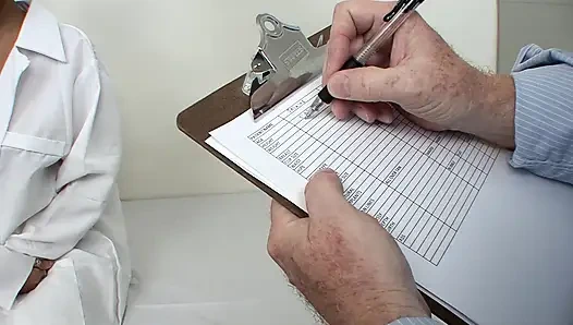 Крошка-брюнетка в эротической фетишной игре с измерениями и присоской