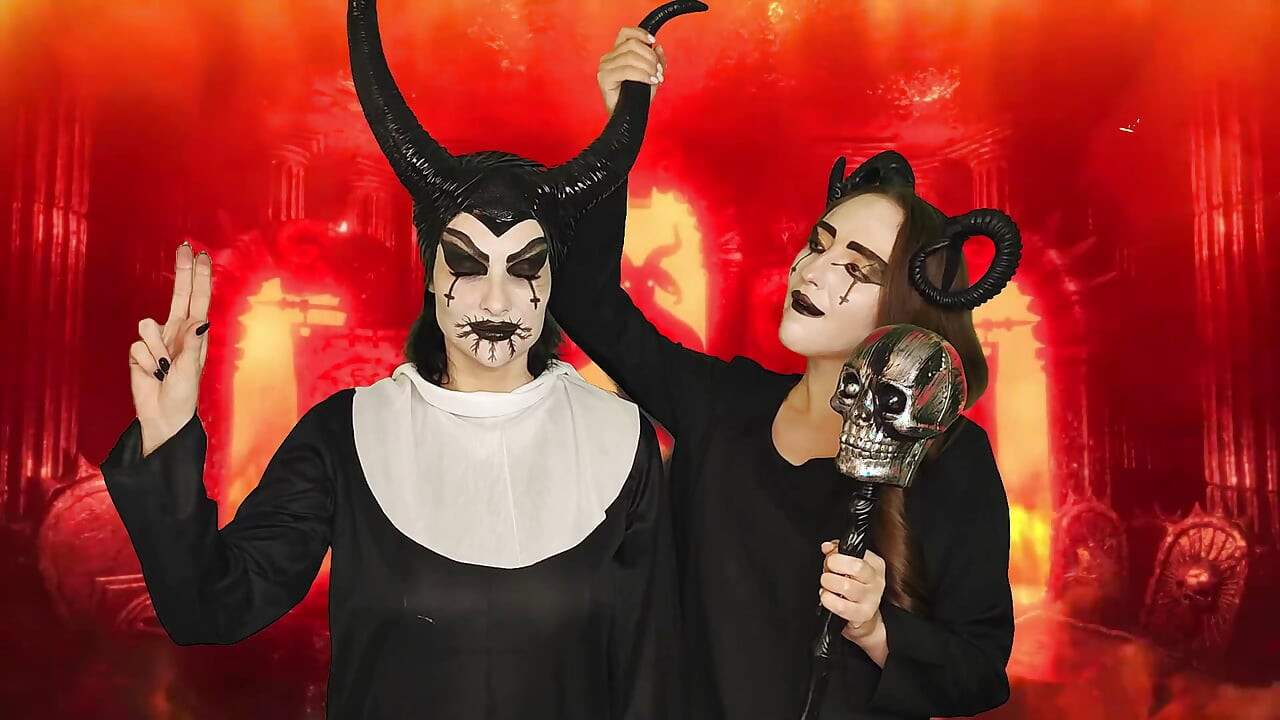 Två nunnor förvandlas till sataniska häxor och kallar Satan att knulla honom och bli spermafylld