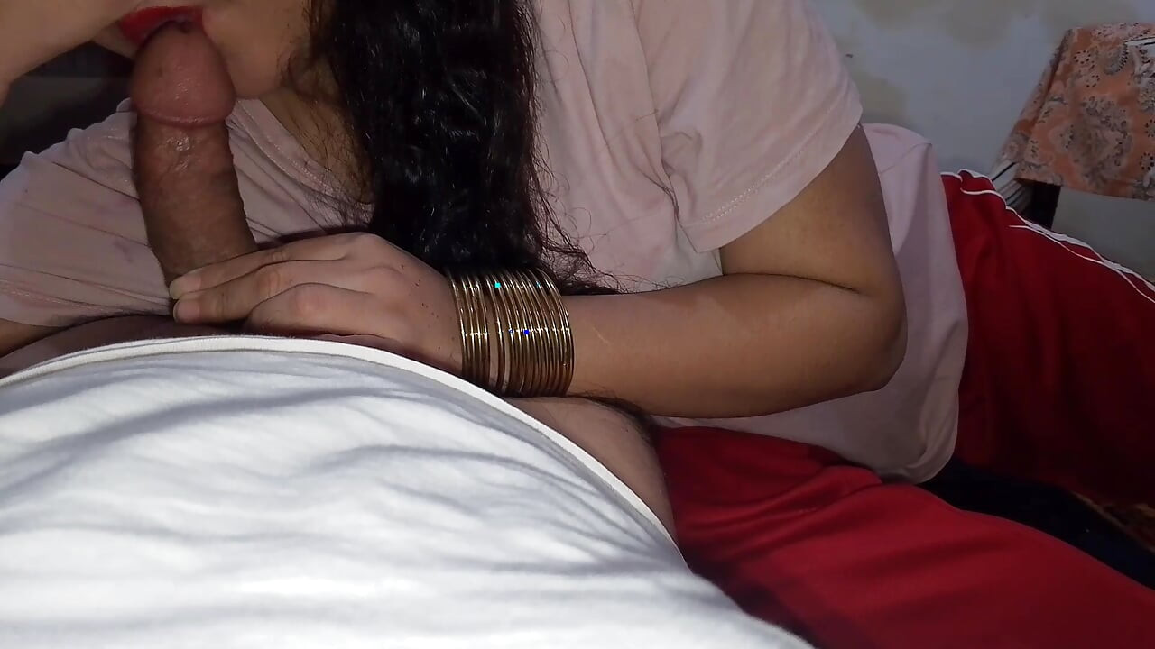 Симпатичная индийская красивая девушка занимается сексом