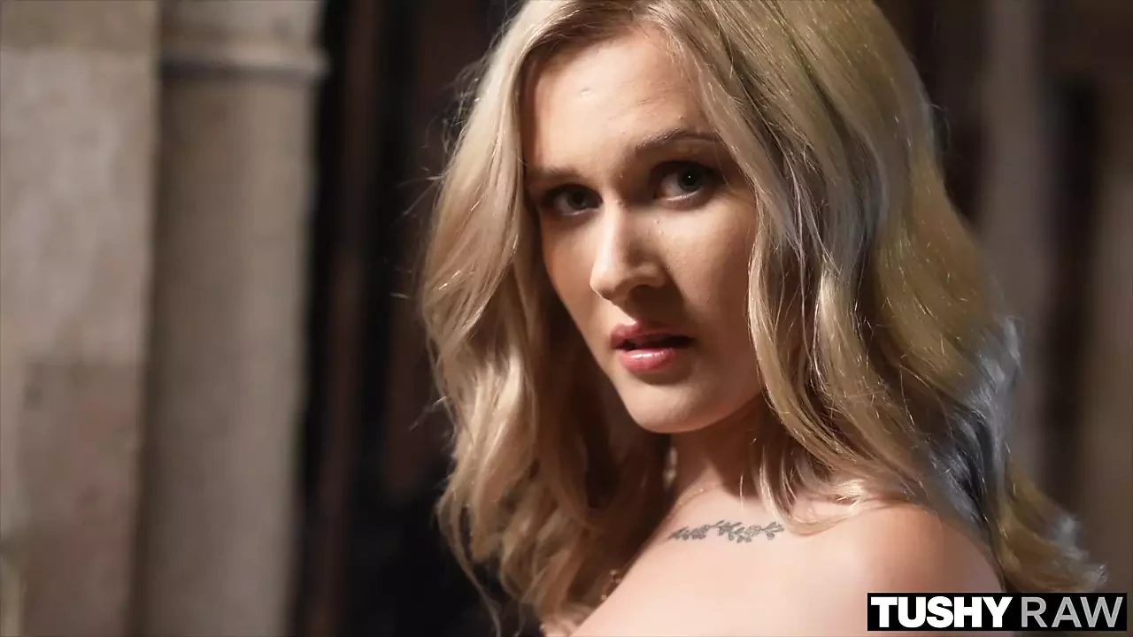 Tushyraw - Si blonde Una yang menakjubkan dikongkek pantat sempurnanya