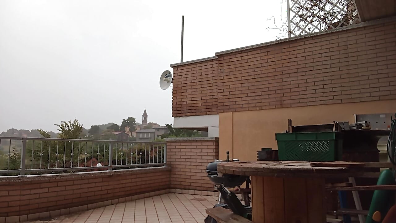 En la terraza, bajo la lluvia