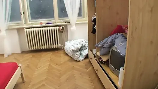 Тинку с маленькими сиськами вспахал большой член
