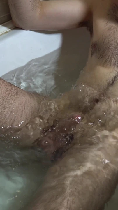 Napínavý okamžik z "Mladý chlap si honí ve vaně a když zadržuje sténání během orgasmu."