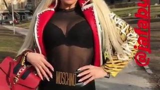 Jelena Unikat - blondă sexy în colanți din latex