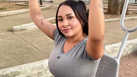 Fremder auf der Straße gibt mir Rechnungen im Austausch für meine saftige Muschi