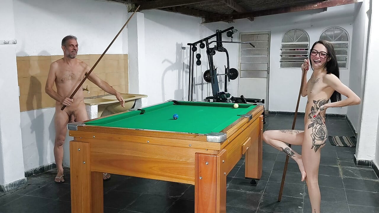 laissant la fille maigre nue