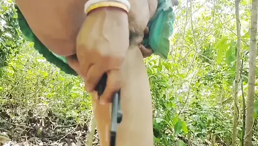 Nomita boudi si cewek hot di hutan terbuka per dan bermain fingar