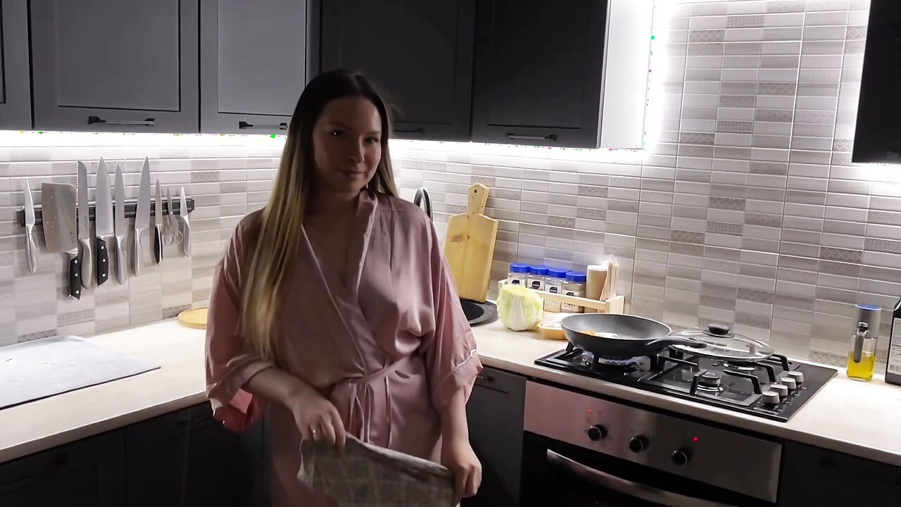 彼女は目玉焼きを炒め、私は彼女を炒める