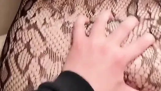 Seks santai sama adik tiriku dengan lingerie jaring-jaring seksi