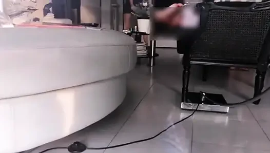 Seksi ayaklarıma bakıyordu