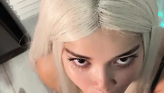 Желание заклинания: ведьма-блондинка загипнотизирует с ее Хэллоуином глубокий минет