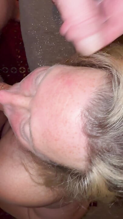 หีฉันเปียกมากเมื่อฉันดูดควยดีๆ ของเขา