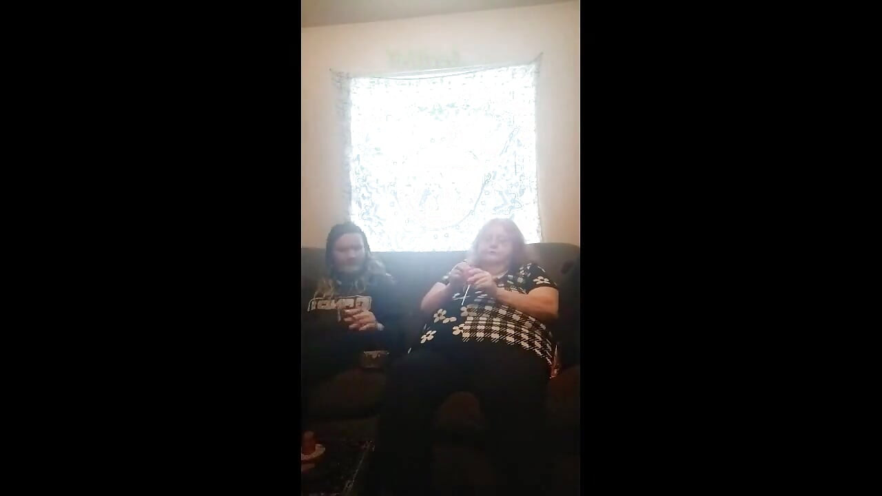 एक नया दोस्त मिला और वह मेरे साथ अपने धूम्रपान साझा करना पसंद करता है