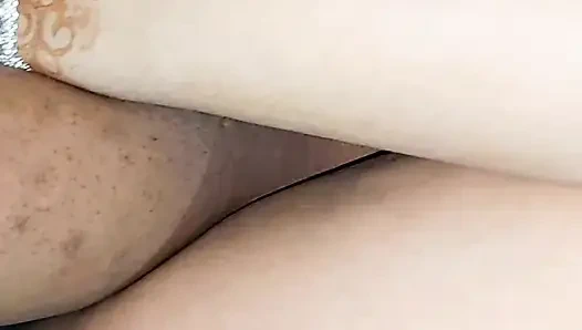 Istri hot dengan kontol kecil ini lagi asik dientot habis-habisan sama kontol besar