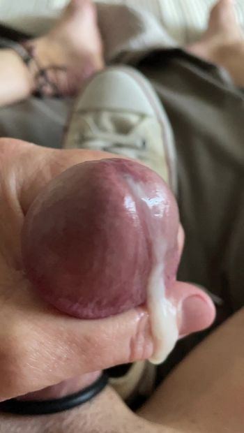 Geniet van deze snelle close-up van mijn sperma dat van mijn dikke paddestoelkop morst
