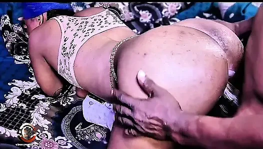 Лопаю яйца на большую круглую попку Cara